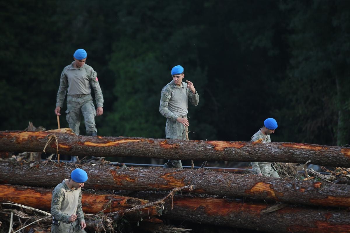 Kahraman Mehmetçik selin vurduğu Kırklareli'deki arama çalışmalarına katıldı