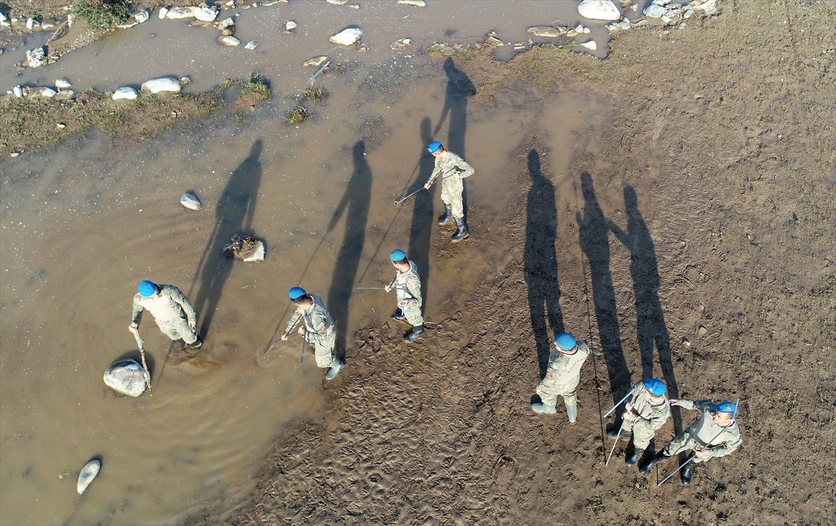 Kahraman Mehmetçik selin vurduğu Kırklareli'deki arama çalışmalarına katıldı