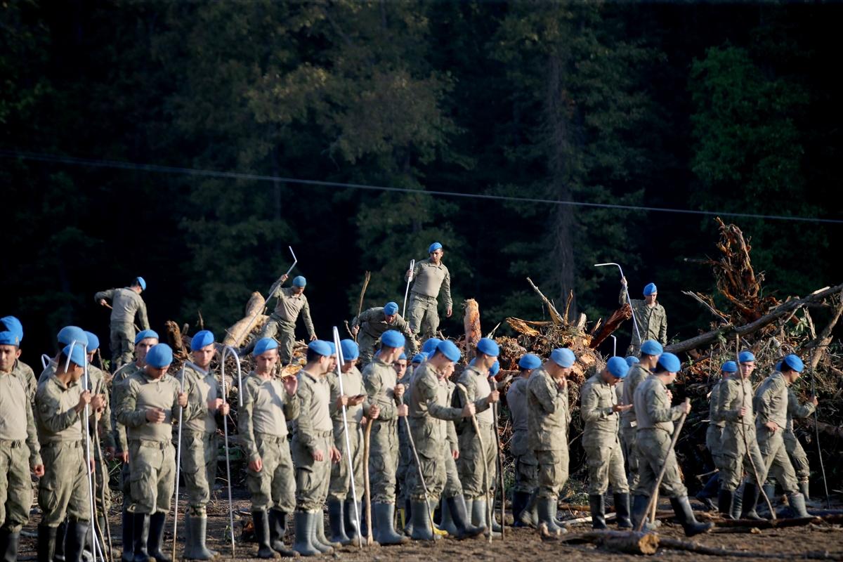Kahraman Mehmetçik selin vurduğu Kırklareli'deki arama çalışmalarına katıldı