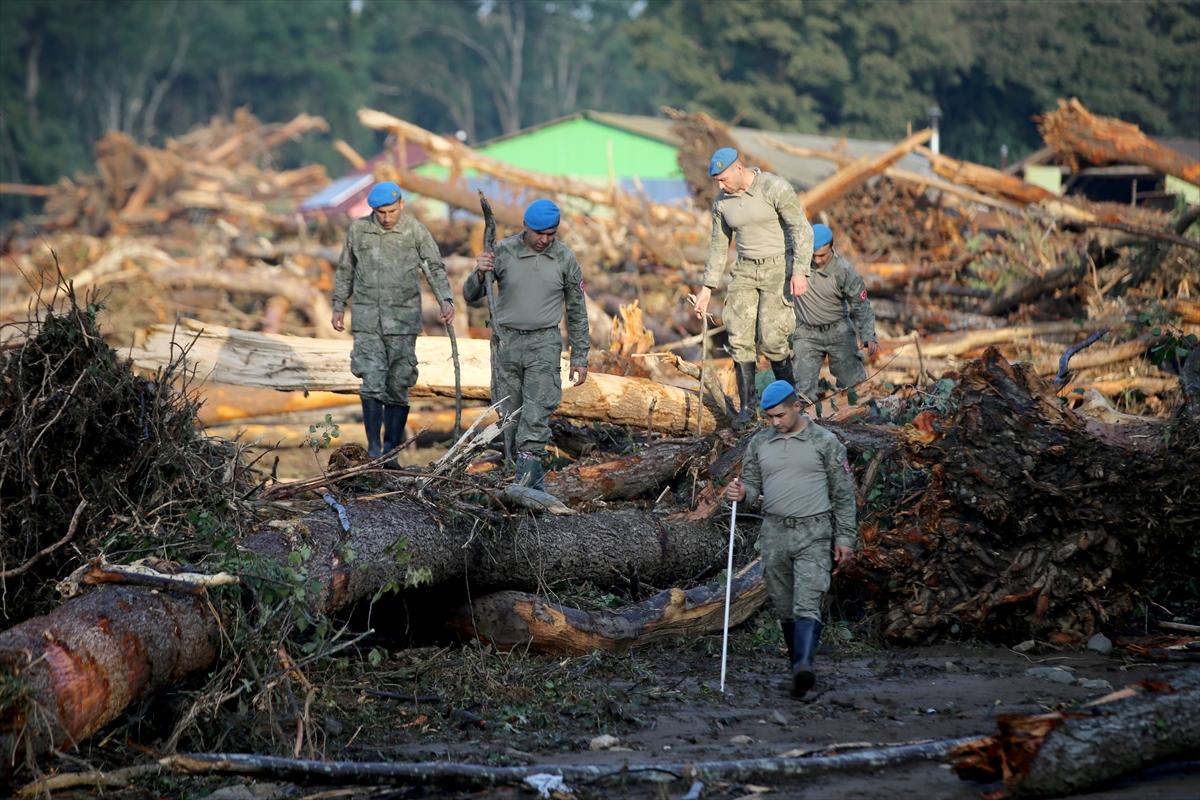 Kahraman Mehmetçik selin vurduğu Kırklareli'deki arama çalışmalarına katıldı