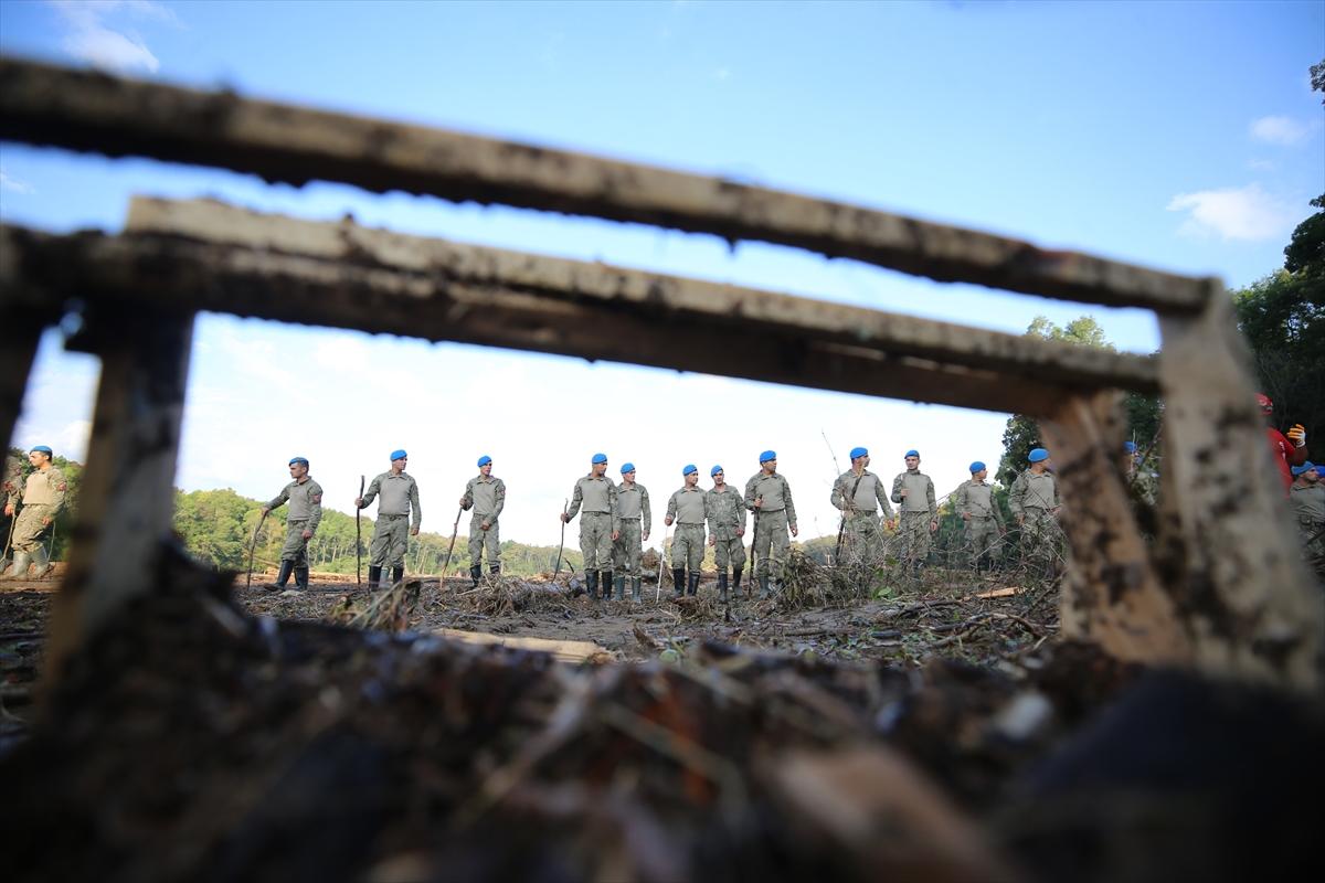 Kahraman Mehmetçik selin vurduğu Kırklareli'deki arama çalışmalarına katıldı