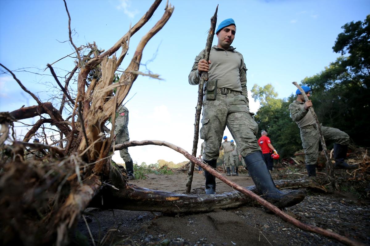 Kahraman Mehmetçik selin vurduğu Kırklareli'deki arama çalışmalarına katıldı
