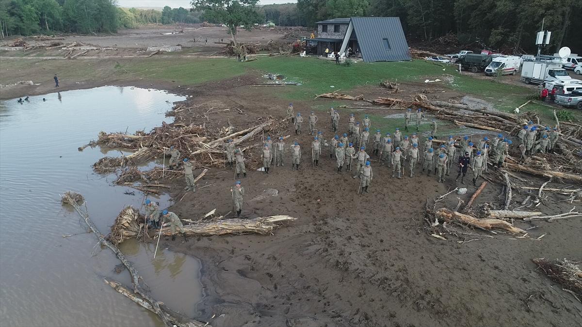 Kahraman Mehmetçik selin vurduğu Kırklareli'deki arama çalışmalarına katıldı
