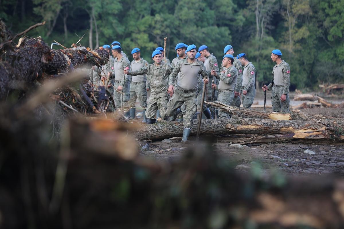 Kahraman Mehmetçik selin vurduğu Kırklareli'deki arama çalışmalarına katıldı