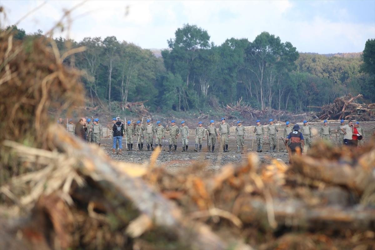 Kahraman Mehmetçik selin vurduğu Kırklareli'deki arama çalışmalarına katıldı