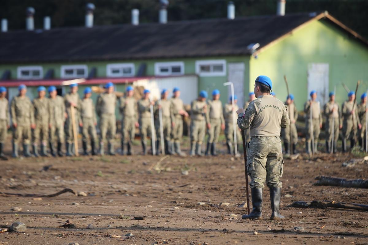 Kahraman Mehmetçik selin vurduğu Kırklareli'deki arama çalışmalarına katıldı