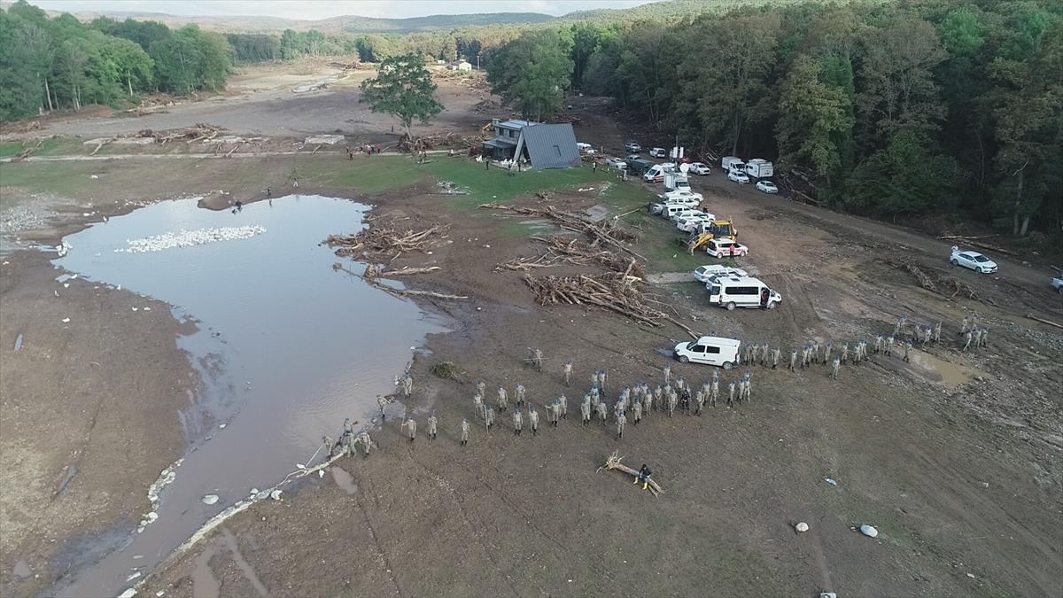 Kahraman Mehmetçik selin vurduğu Kırklareli'deki arama çalışmalarına katıldı
