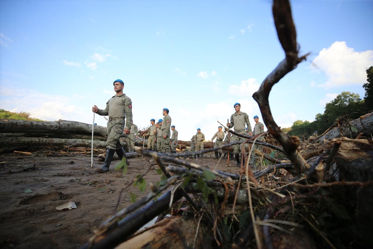 Kahraman Mehmetçik selin vurduğu Kırklareli'deki arama çalışmalarına katıldı