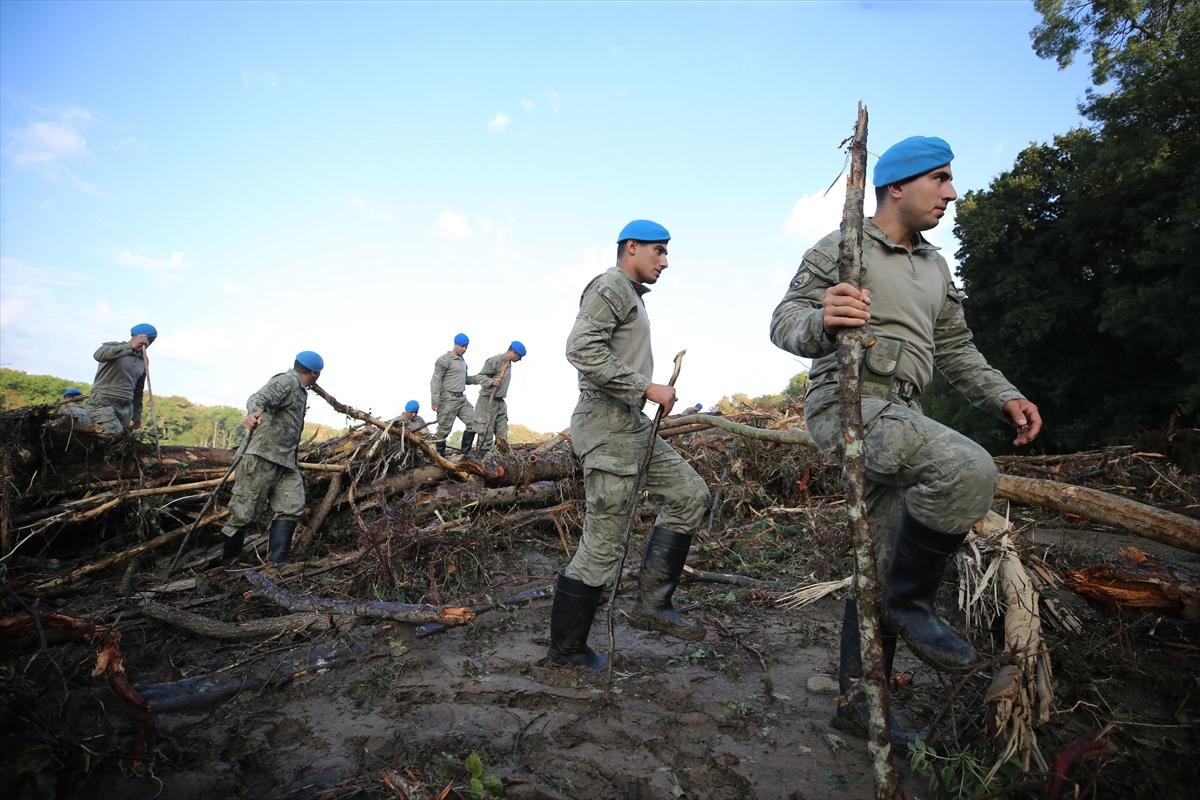 Kahraman Mehmetçik selin vurduğu Kırklareli'deki arama çalışmalarına katıldı