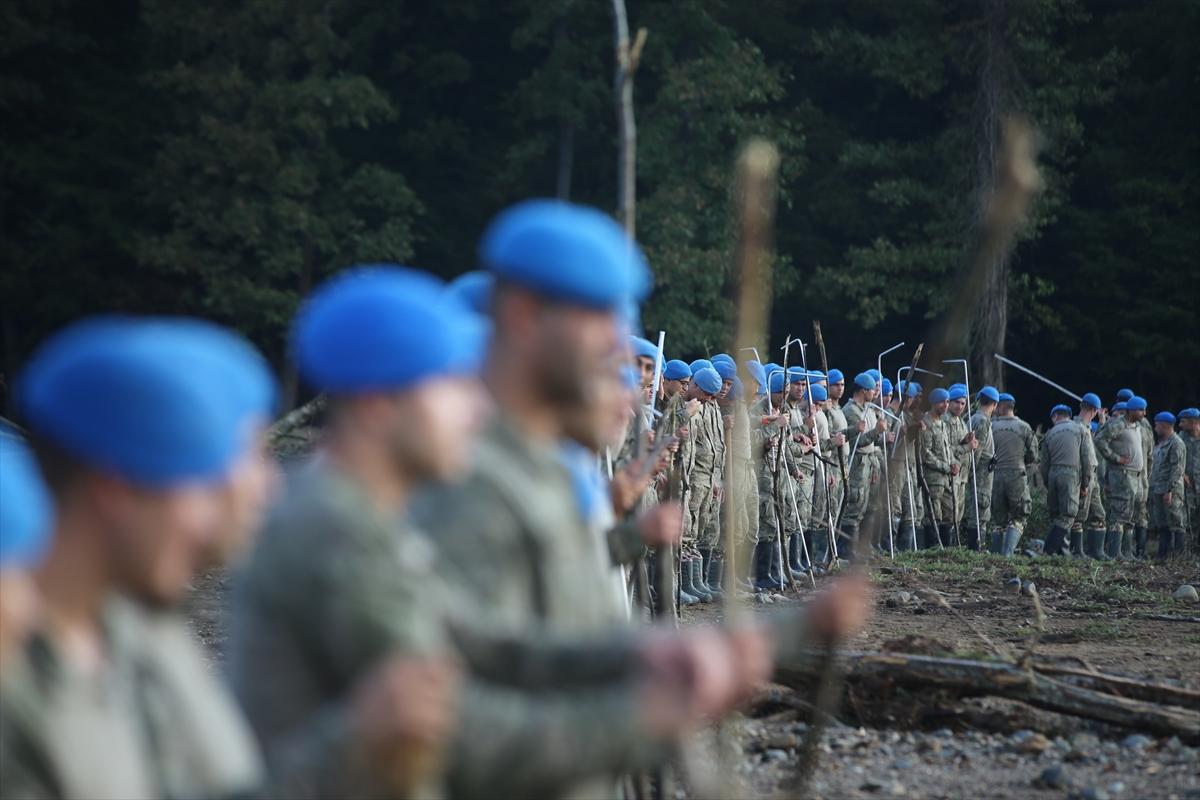 Kahraman Mehmetçik selin vurduğu Kırklareli'deki arama çalışmalarına katıldı