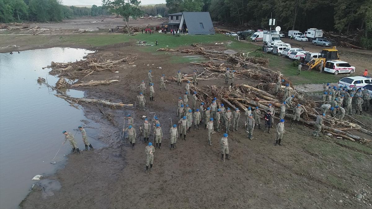 Kahraman Mehmetçik selin vurduğu Kırklareli'deki arama çalışmalarına katıldı