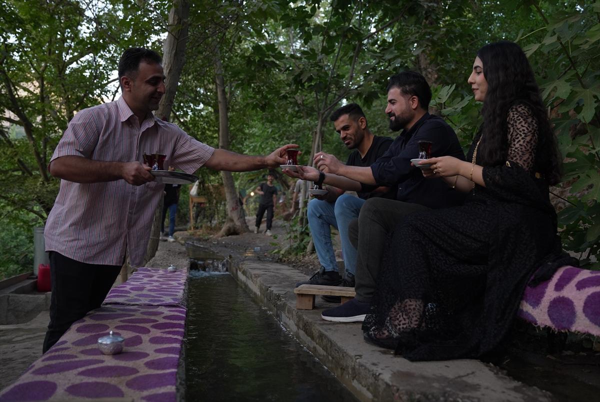 Irak ile İran'ı ayıran su kanalında çay keyfi