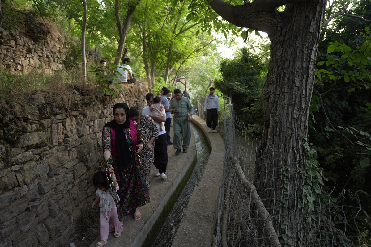 Irak ile İran'ı ayıran su kanalında çay keyfi