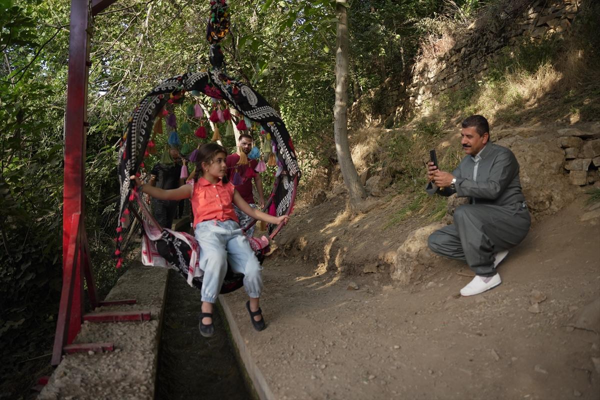 Irak ile İran'ı ayıran su kanalında çay keyfi