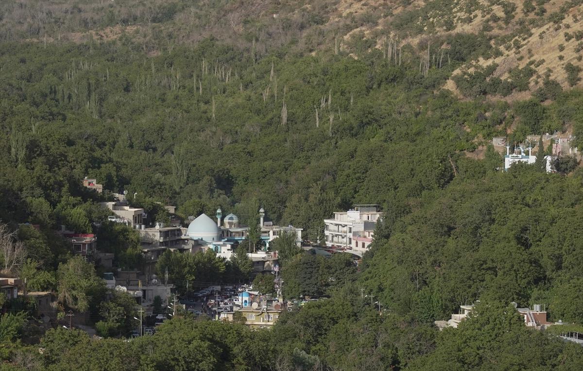 Irak ile İran'ı ayıran su kanalında çay keyfi