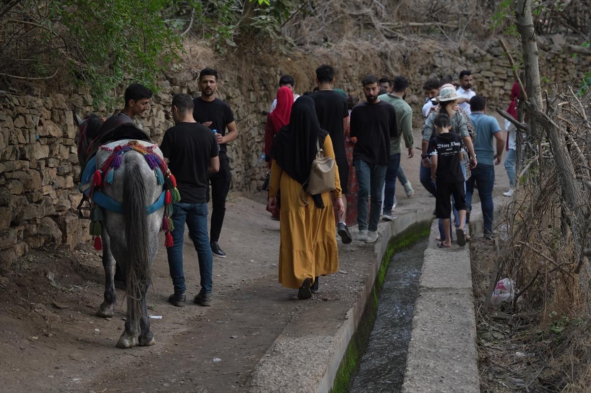Irak ile İran'ı ayıran su kanalında çay keyfi