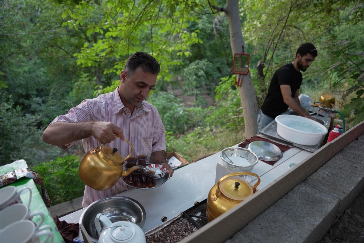 Irak ile İran'ı ayıran su kanalında çay keyfi