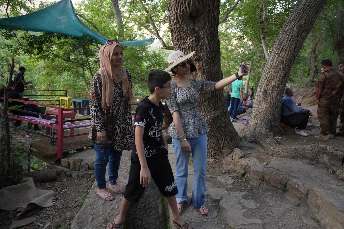 Irak ile İran'ı ayıran su kanalında çay keyfi