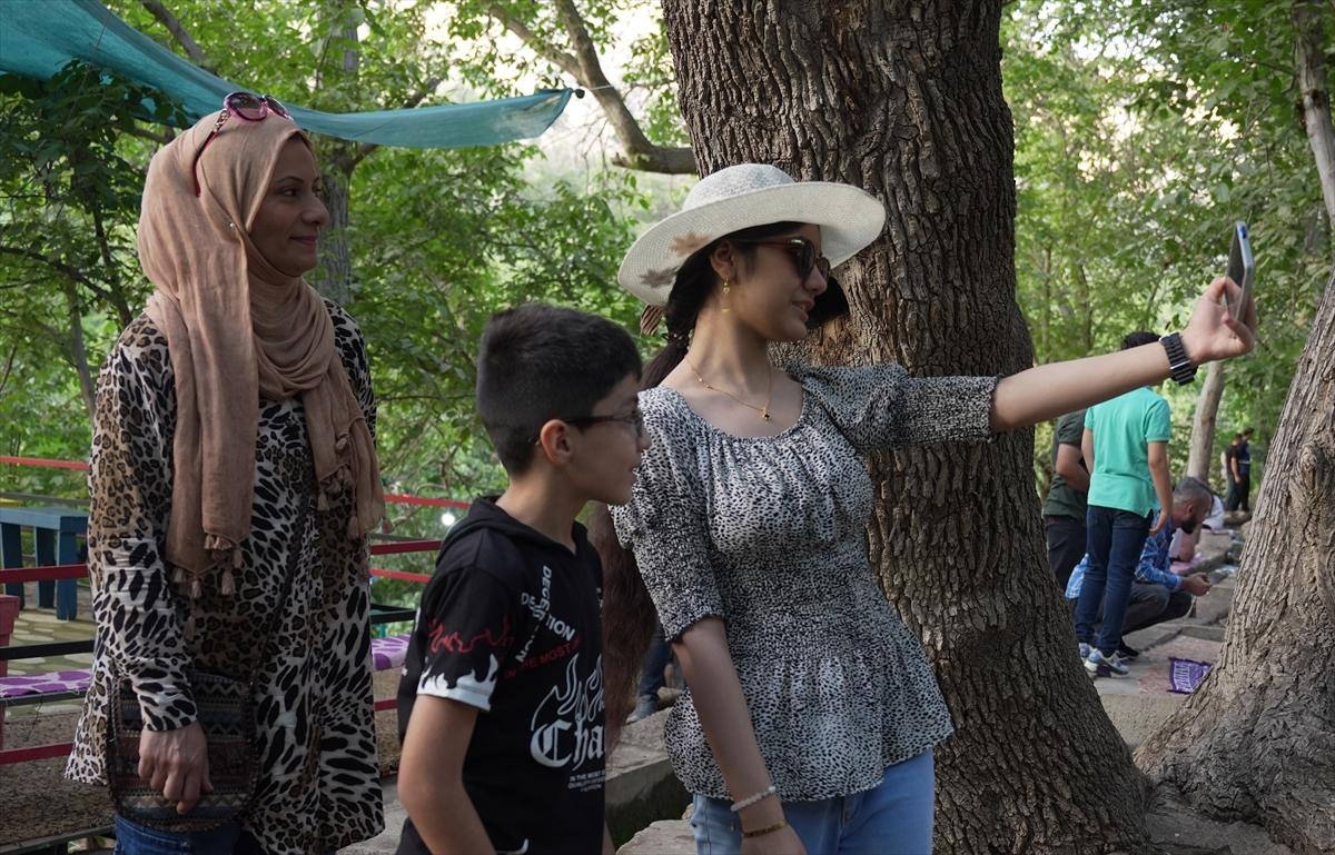 Irak ile İran'ı ayıran su kanalında çay keyfi