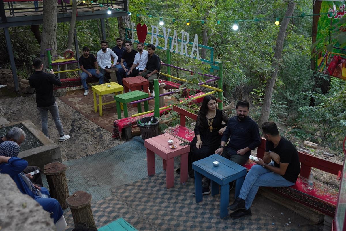 Irak ile İran'ı ayıran su kanalında çay keyfi