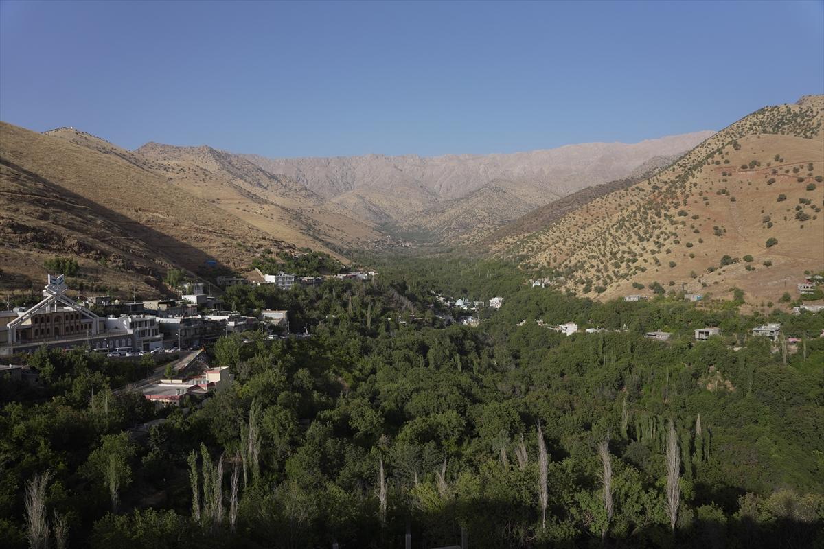 Irak ile İran'ı ayıran su kanalında çay keyfi