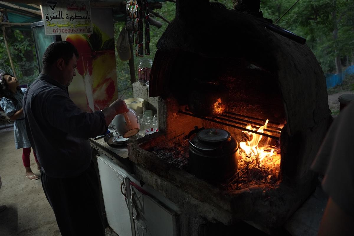 Irak ile İran'ı ayıran su kanalında çay keyfi