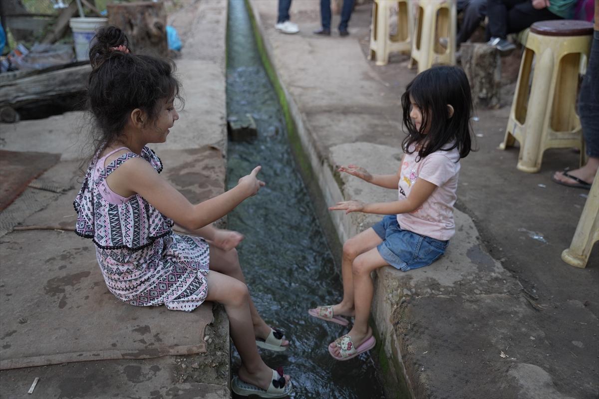 Irak ile İran'ı ayıran su kanalında çay keyfi