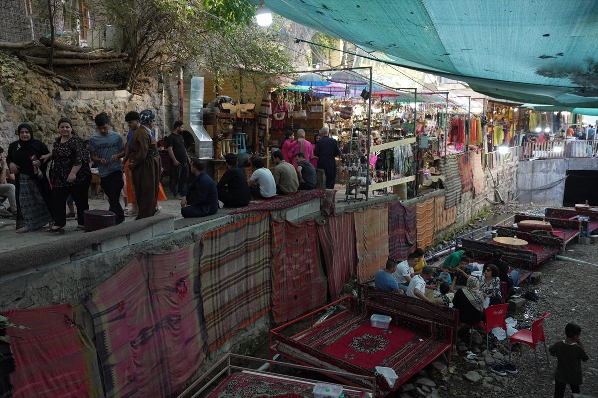 Irak ile İran'ı ayıran su kanalında çay keyfi