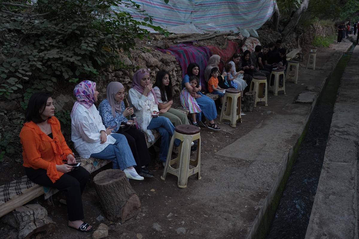 Irak ile İran'ı ayıran su kanalında çay keyfi