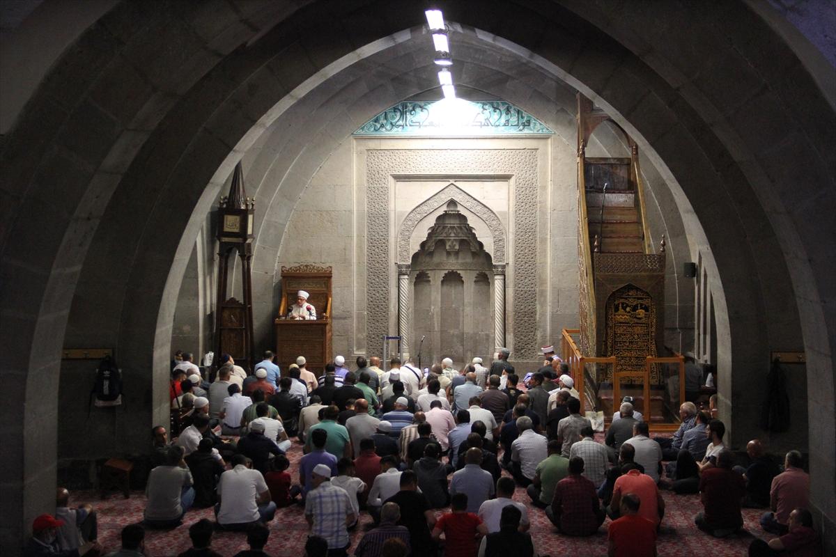 Mevlid Kandili yurt genelinde dualarla idrak edildi