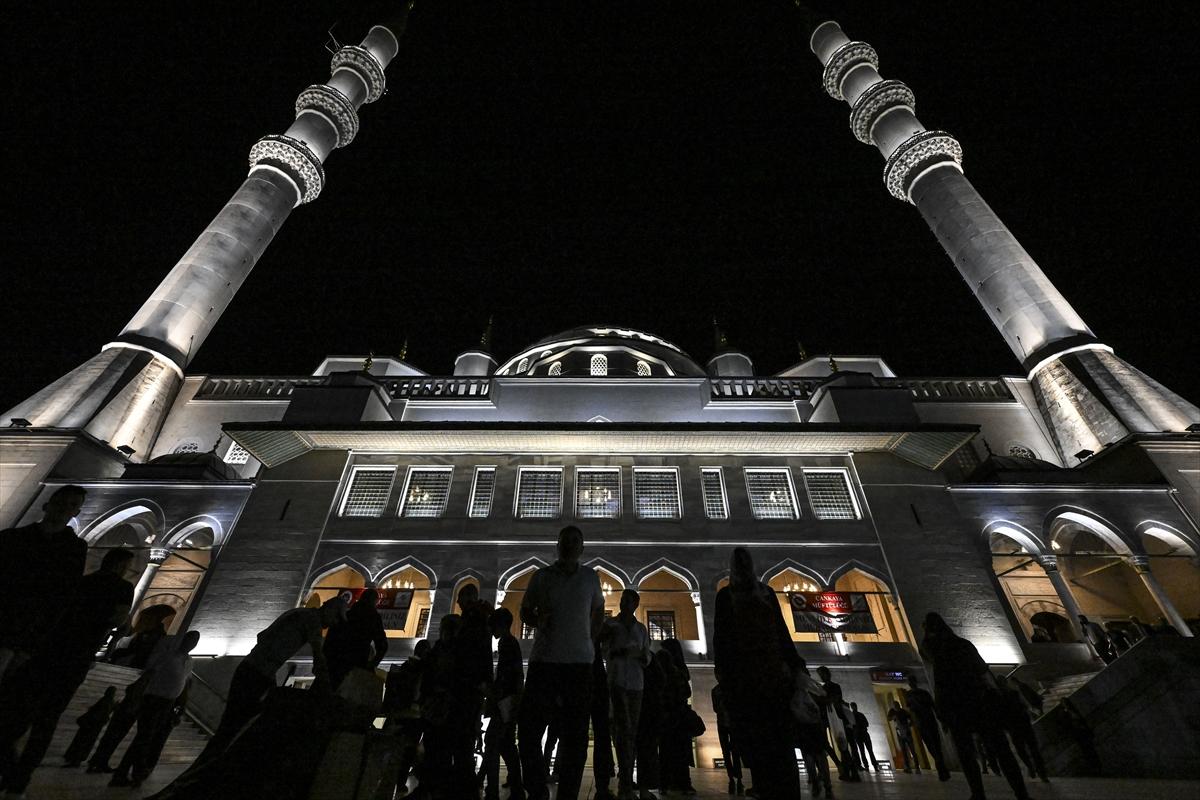 Mevlid Kandili yurt genelinde dualarla idrak edildi