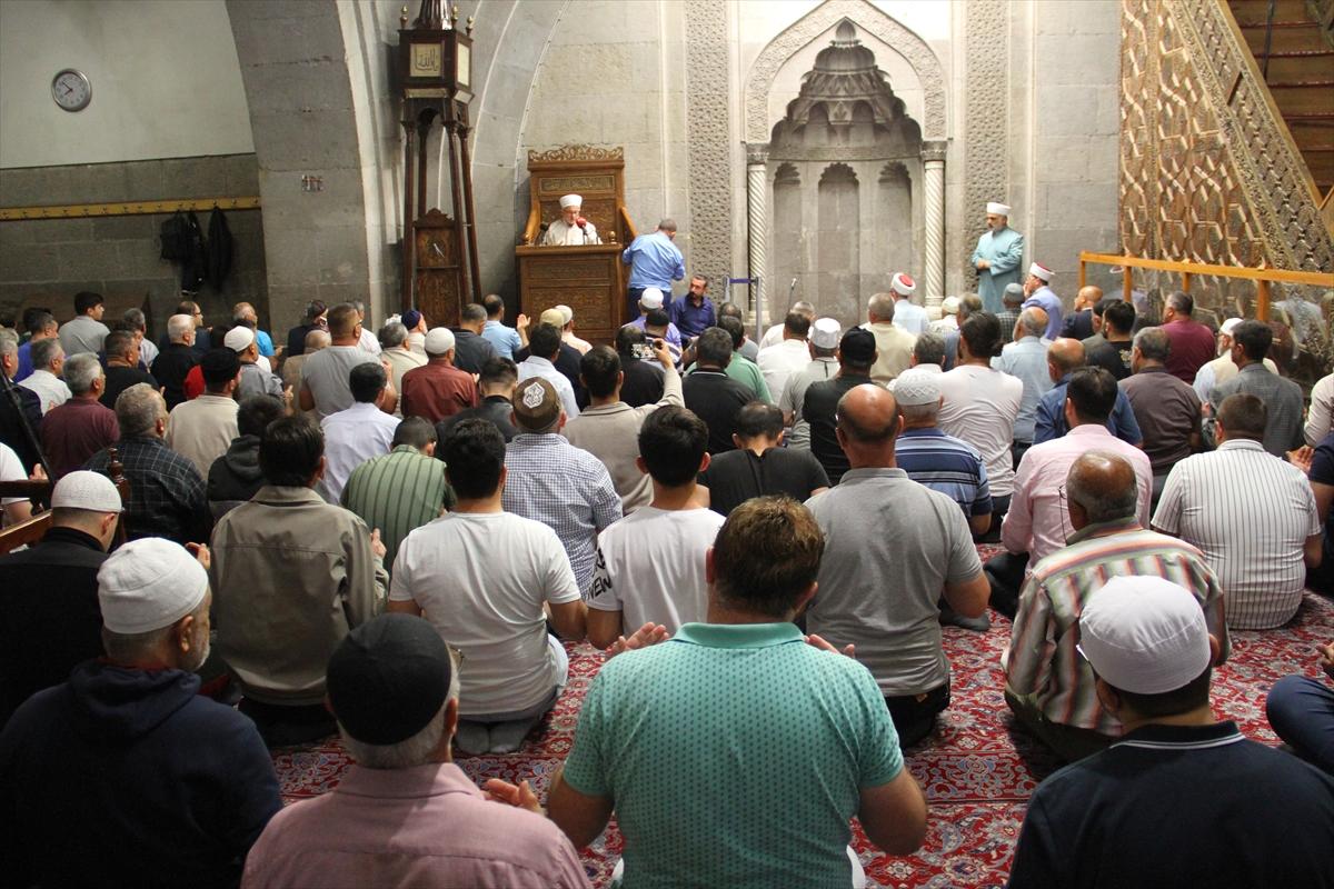 Mevlid Kandili yurt genelinde dualarla idrak edildi