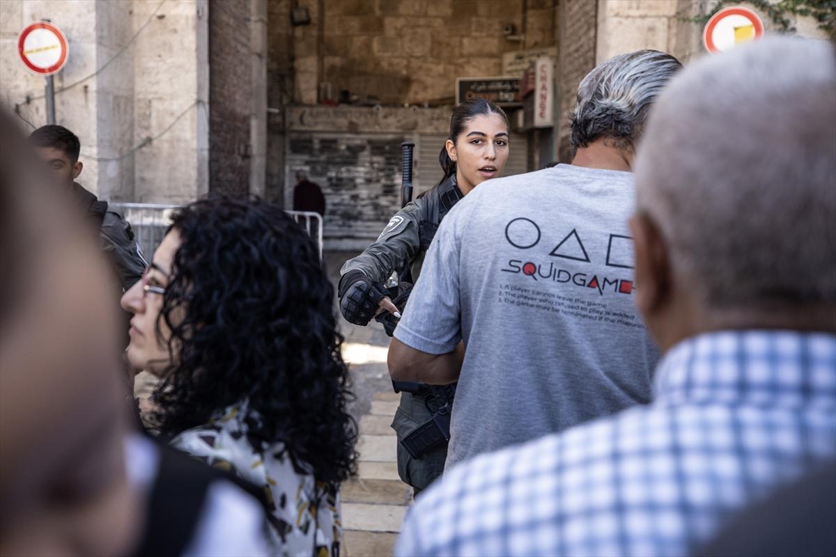 İsrail, Filistinlilerin cuma namazı için Mescid-i Aksa'ya geçişlerini engelliyor