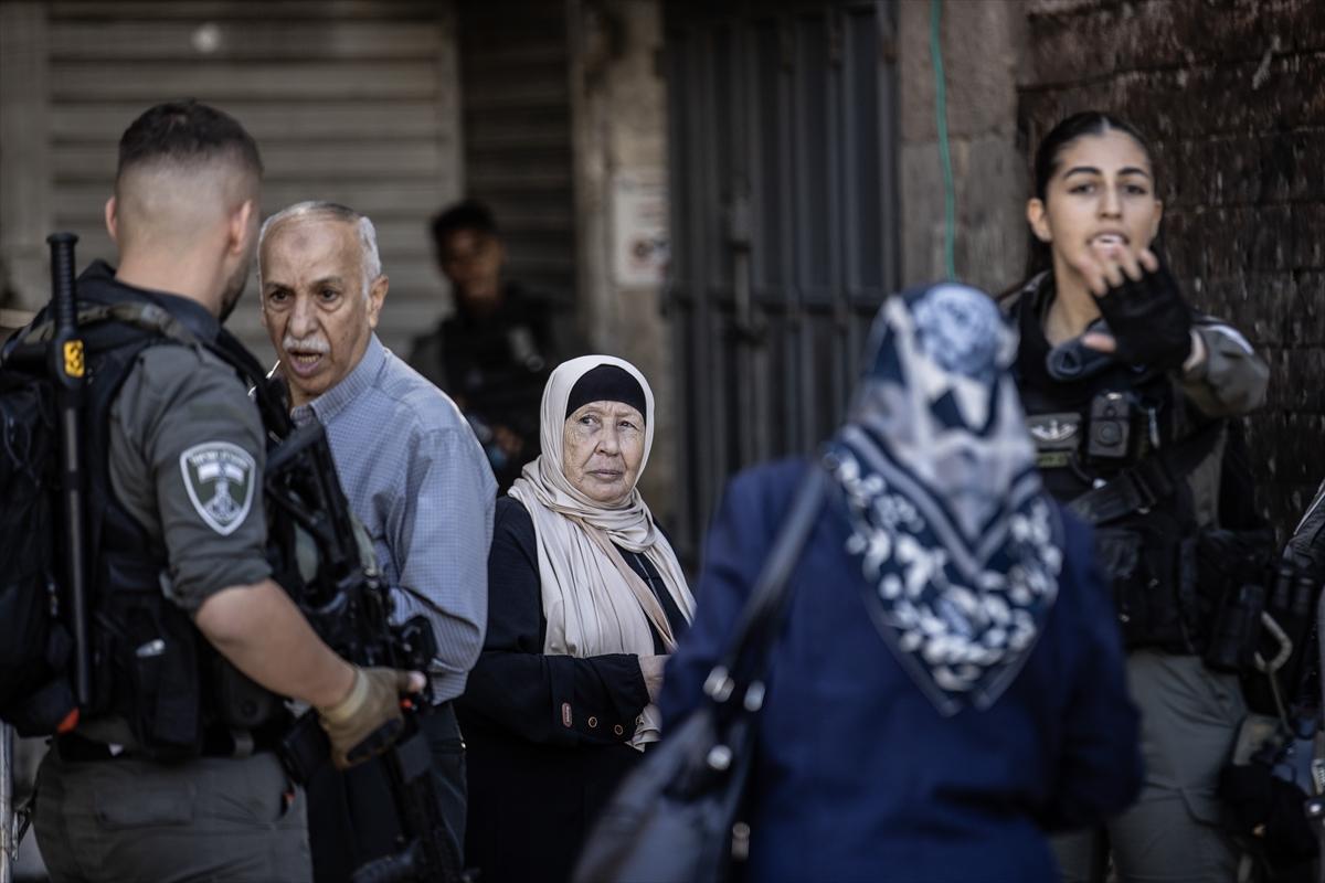 İsrail, Filistinlilerin cuma namazı için Mescid-i Aksa'ya geçişlerini engelliyor