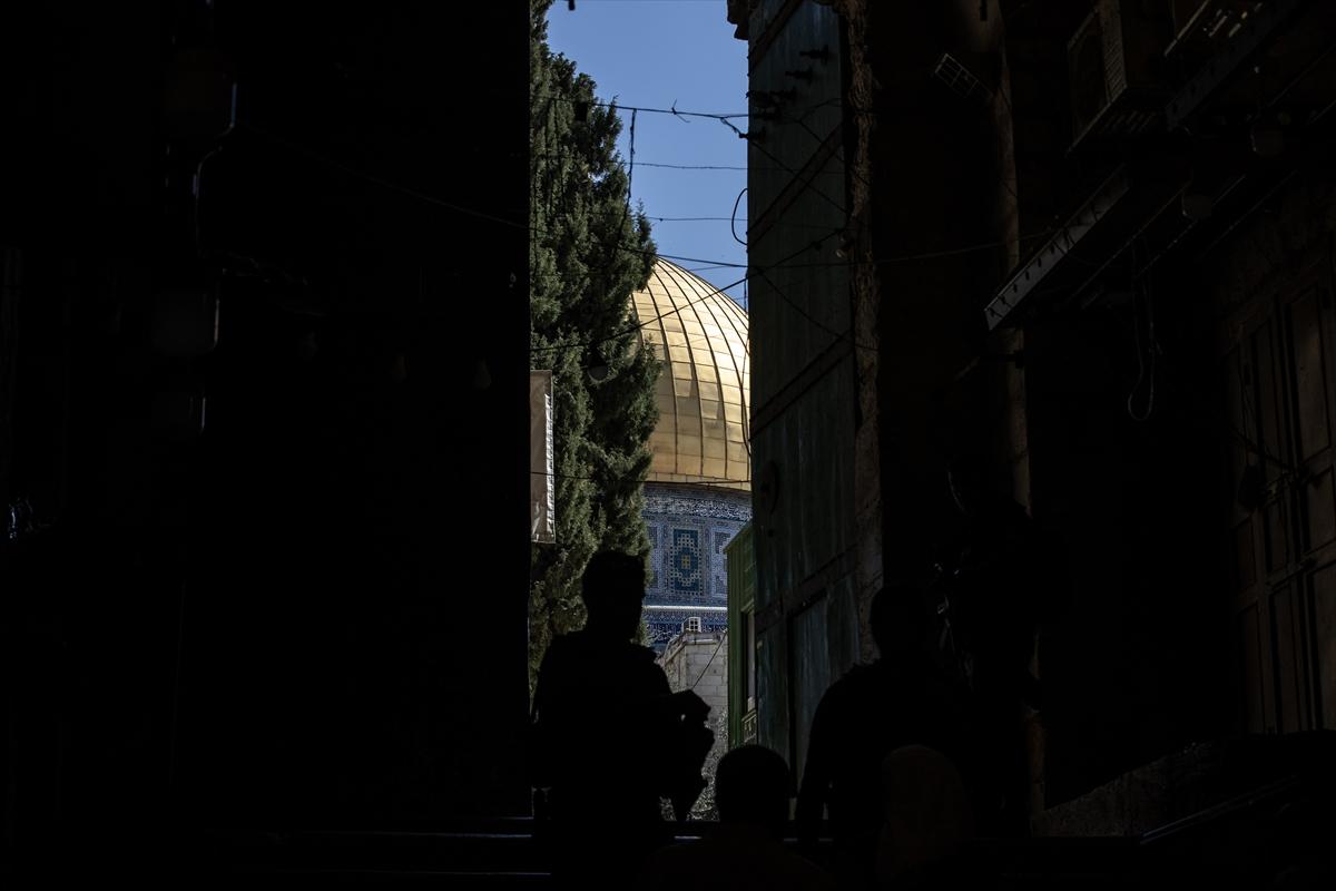 İsrail, Filistinlilerin cuma namazı için Mescid-i Aksa'ya geçişlerini engelliyor