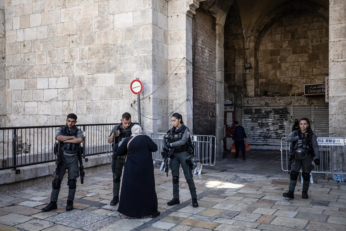 İsrail, Filistinlilerin cuma namazı için Mescid-i Aksa'ya geçişlerini engelliyor