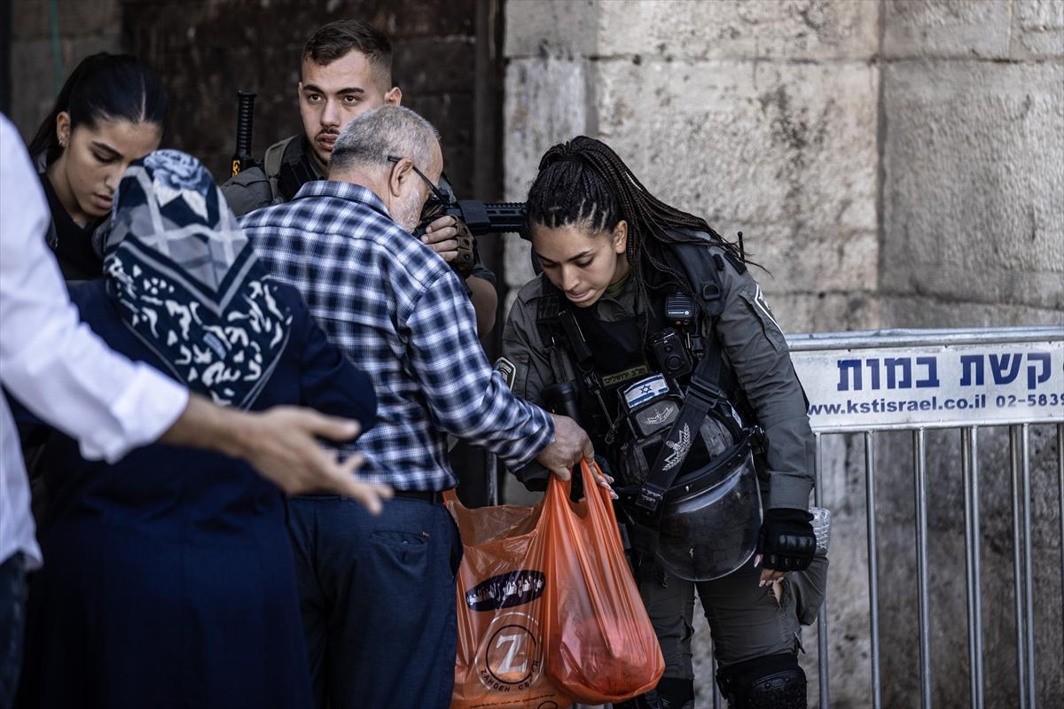 İsrail, Filistinlilerin cuma namazı için Mescid-i Aksa'ya geçişlerini engelliyor