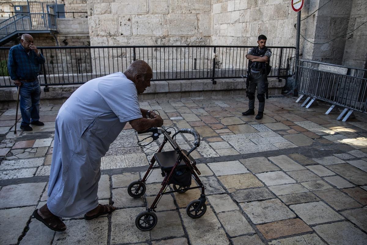 İsrail, Filistinlilerin cuma namazı için Mescid-i Aksa'ya geçişlerini engelliyor