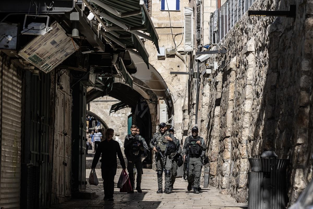 İsrail, Filistinlilerin cuma namazı için Mescid-i Aksa'ya geçişlerini engelliyor