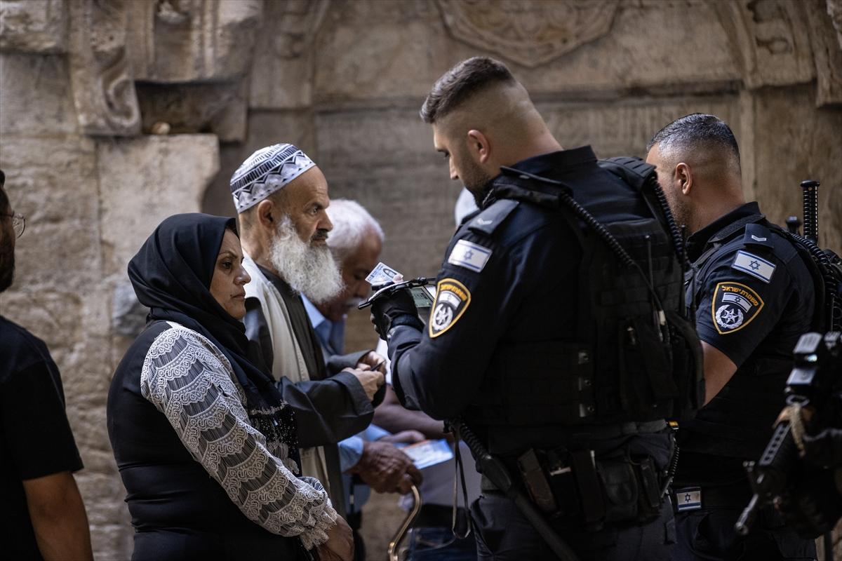 İsrail, Filistinlilerin cuma namazı için Mescid-i Aksa'ya geçişlerini engelliyor