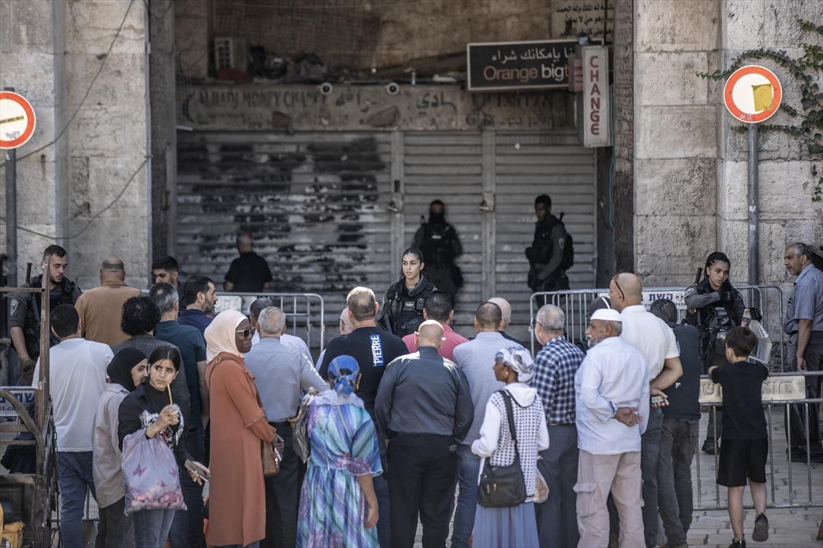 İsrail, Filistinlilerin cuma namazı için Mescid-i Aksa'ya geçişlerini engelliyor