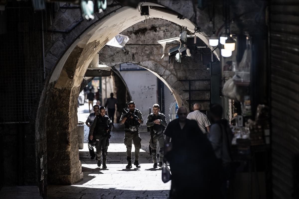 İsrail, Filistinlilerin cuma namazı için Mescid-i Aksa'ya geçişlerini engelliyor