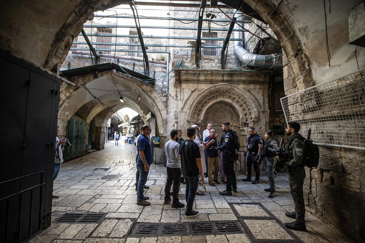 İsrail, Filistinlilerin cuma namazı için Mescid-i Aksa'ya geçişlerini engelliyor