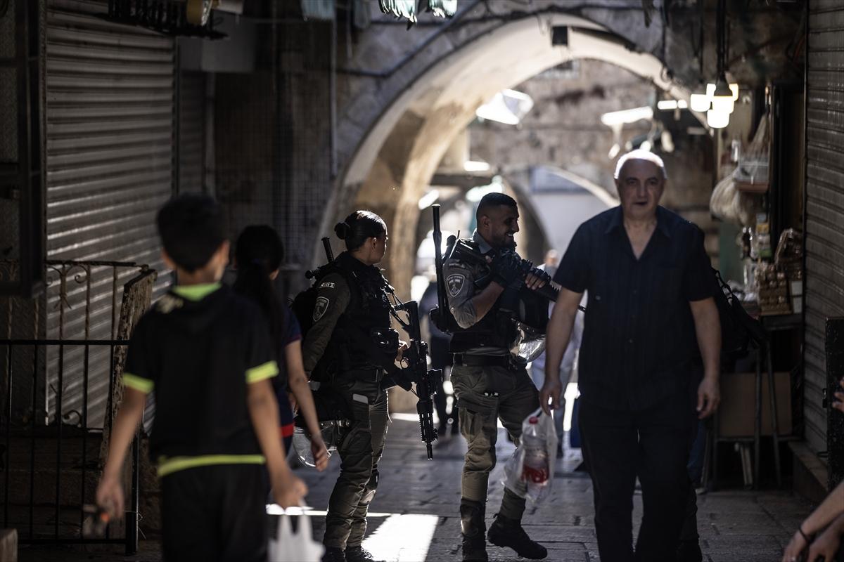 İsrail, Filistinlilerin cuma namazı için Mescid-i Aksa'ya geçişlerini engelliyor