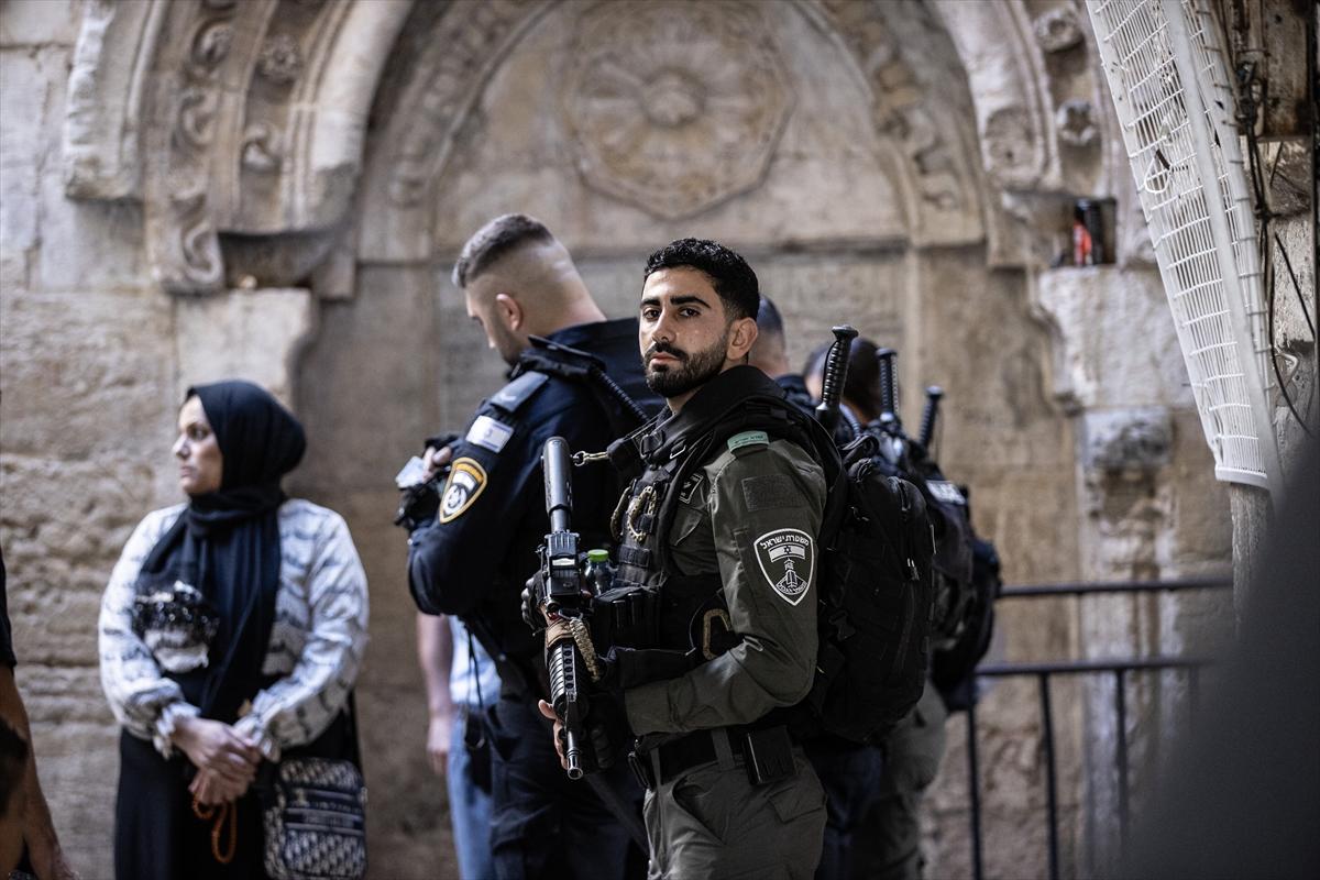 İsrail, Filistinlilerin cuma namazı için Mescid-i Aksa'ya geçişlerini engelliyor