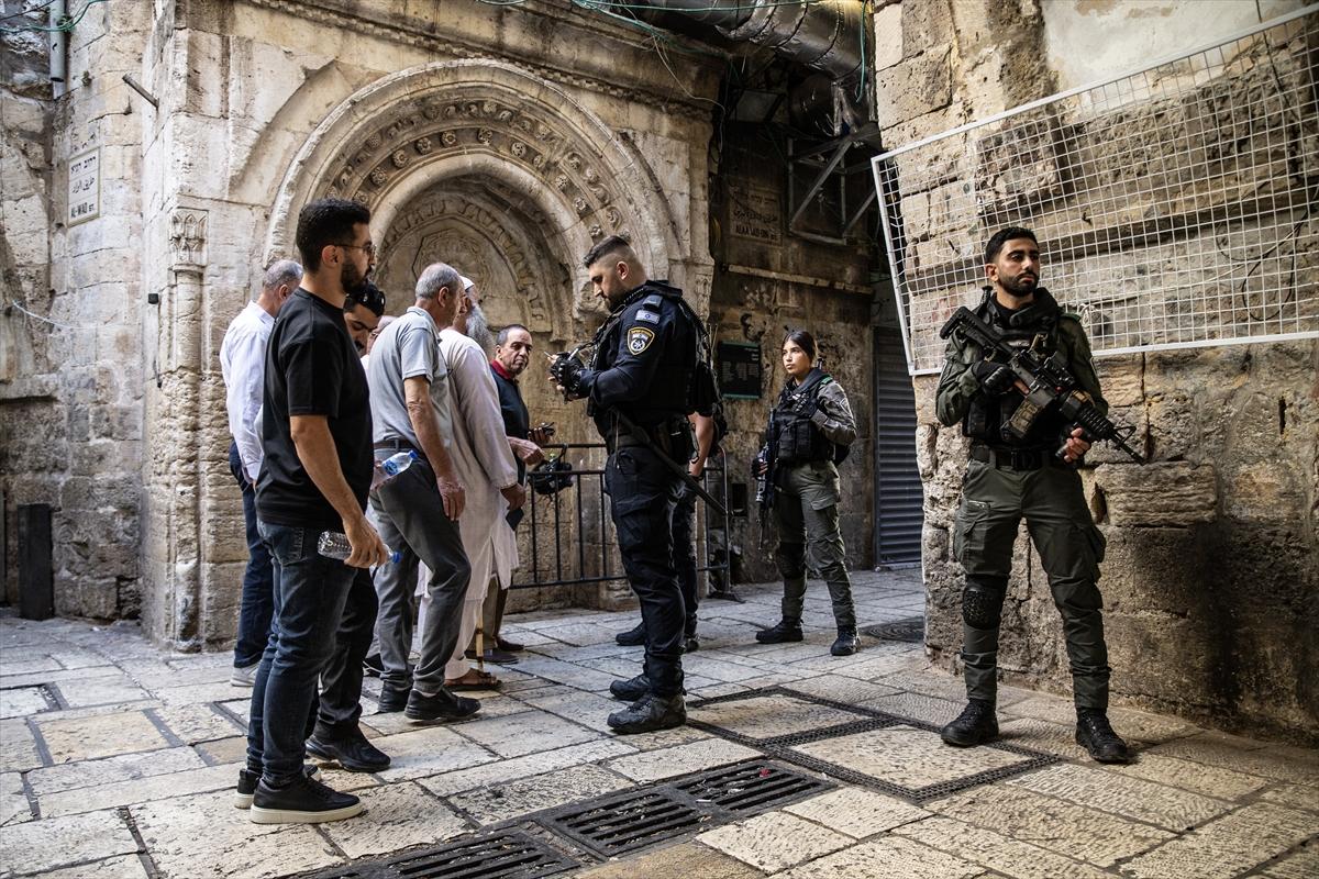 İsrail, Filistinlilerin cuma namazı için Mescid-i Aksa'ya geçişlerini engelliyor