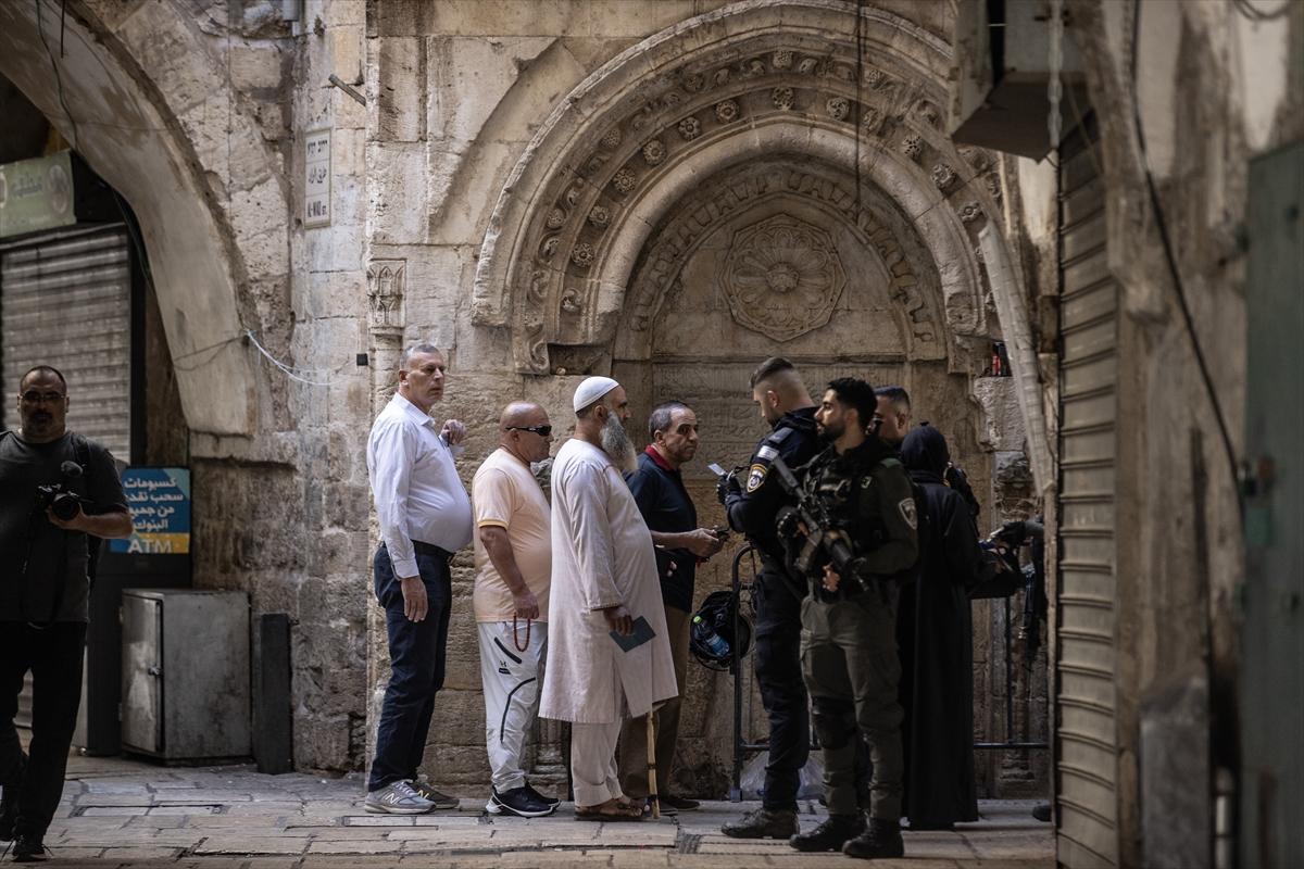 İsrail, Filistinlilerin cuma namazı için Mescid-i Aksa'ya geçişlerini engelliyor