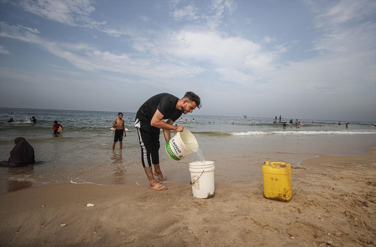 Su krizi yaşanan Gazze'de vatandaşlar denizde yıkandı