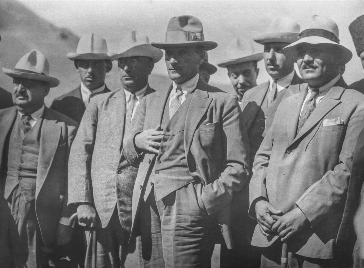 100 fotoğraf ile Mustafa Kemal Atatürk