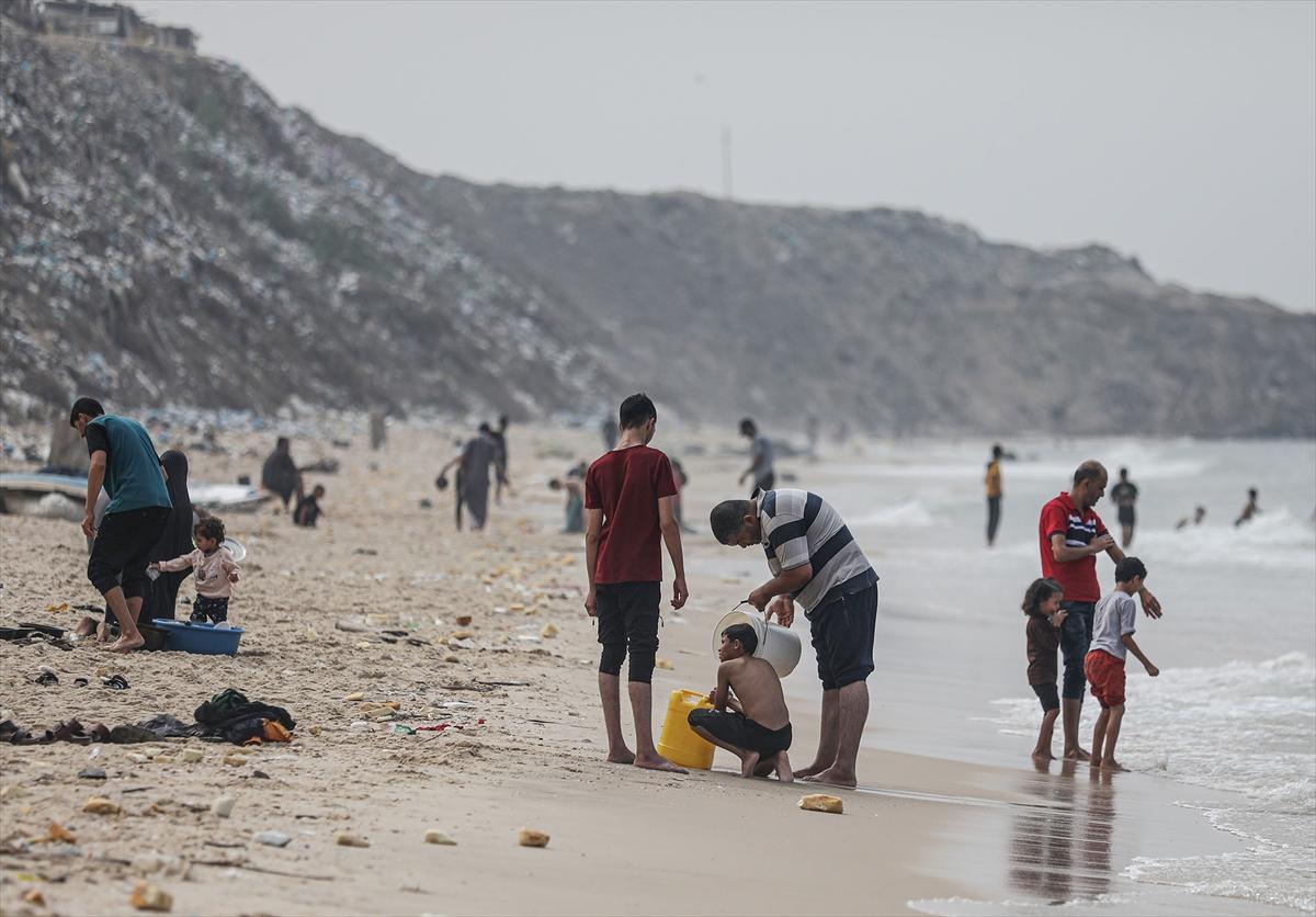 Su krizi yaşanan Gazze'de vatandaşlar denizde yıkandı